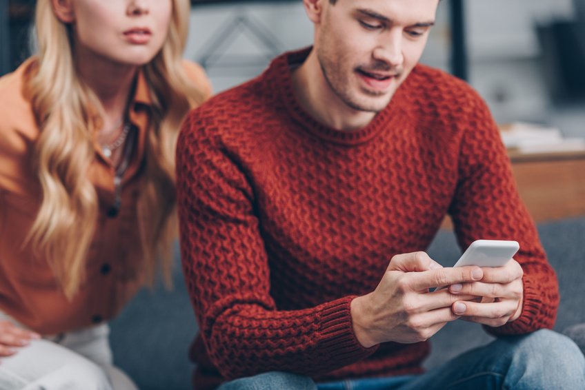 Los hombres llevan los pantalones en Internet